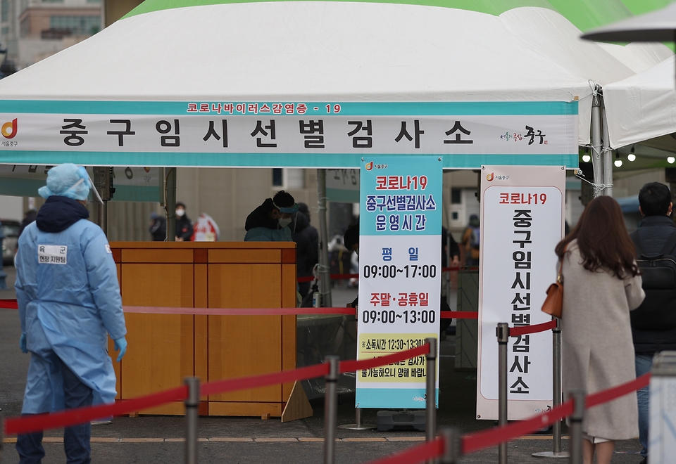 15일 오전 서울역광장에 마련된 코로나19 검사채취관련 임시 선별검사소가 한산한 모습을 보이고 있다. 이날 광장주변 전광판에는 사회적 거리두기를 강조하는 안내문이 띠워져 있다.