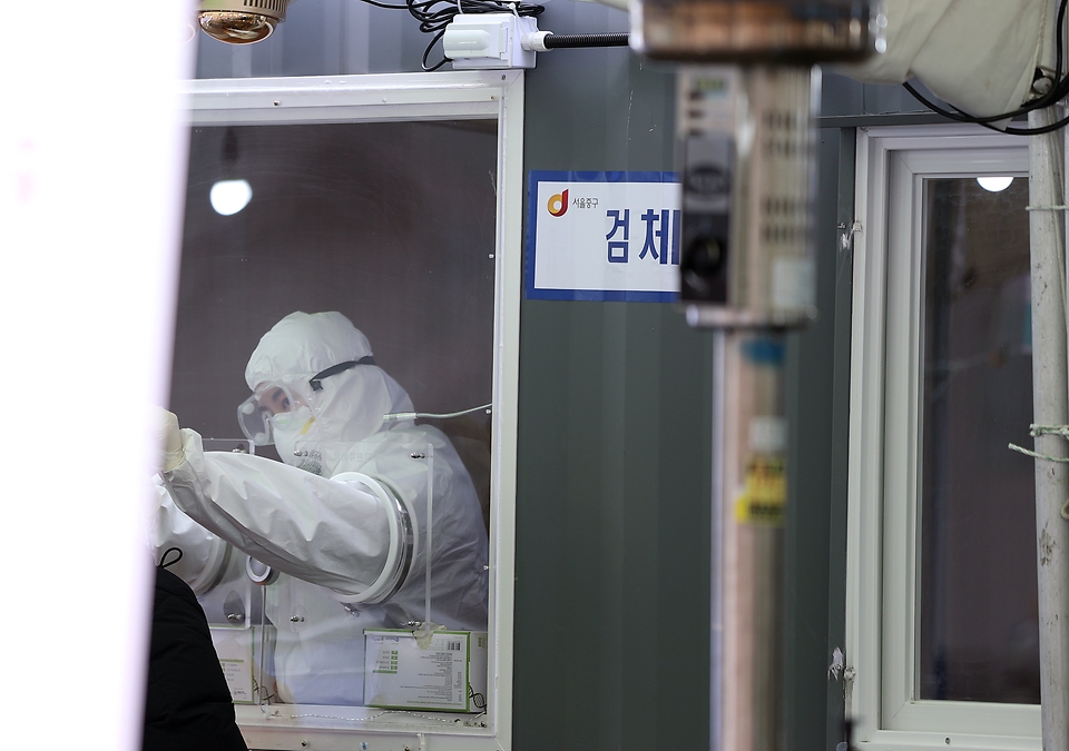15일 오전 서울역광장에 마련된 코로나19 검사채취관련 임시 선별검사소가 한산한 모습을 보이고 있다. 이날 광장주변 전광판에는 사회적 거리두기를 강조하는 안내문이 띠워져 있다.