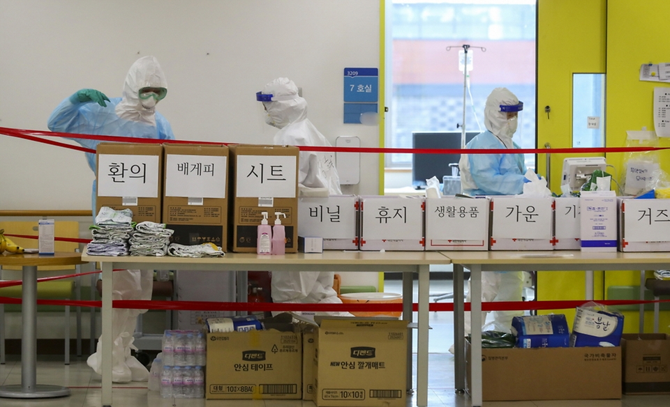 14일 오후 서울 광진구 국립정신건강센터 의료진들이 분주히 근무하고 있다.