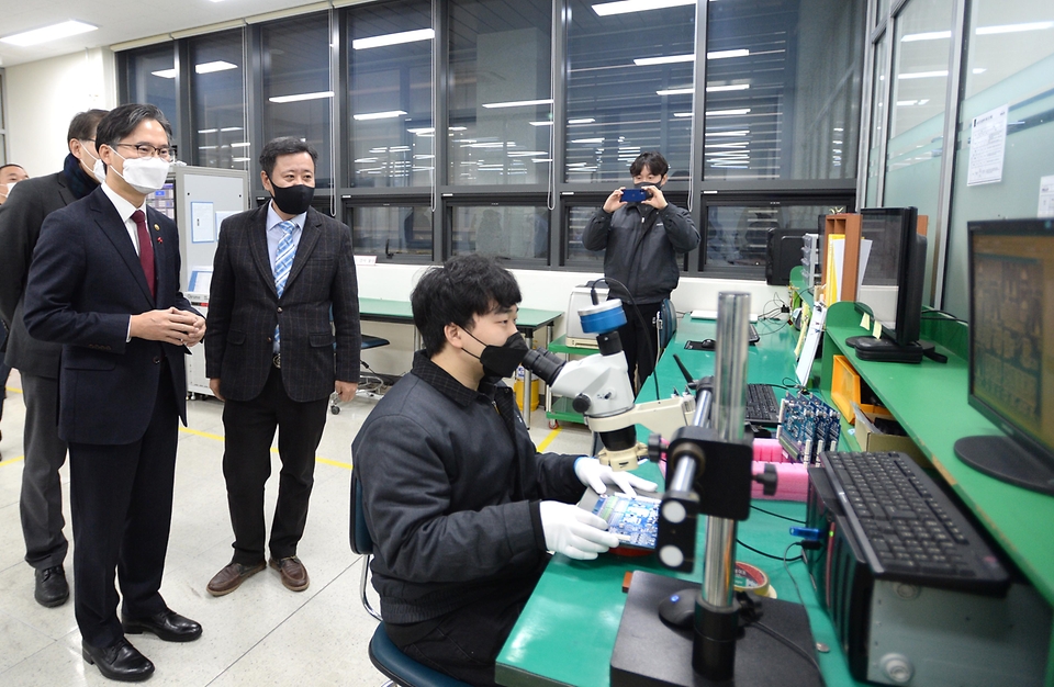 박진규 산업통상자원부 차관이 18일 오전 이차전지 배터리관리시스템(BMS)과 전기이륜차 교체형 플랫폼용 배터리팩을 생산하는 경기도 안양시 미섬시스텍을 방문해 제조 현장을 둘러보고 있다.