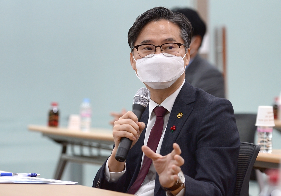 박진규 산업통상자원부 차관이 18일 이차전지 배터리관리시스템(BMS)과 전기이륜차 교체형 플랫폼용 배터리팩을 생산하는 경기도 안양시 미섬시스텍을 방문해 인사말을 하고 있다.