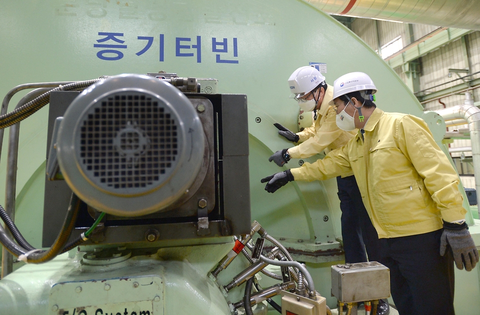 성윤모 산업통상자원부 장관이 18일 오후 겨울철 전력수급관리 준비상황을 점검하기 위해 경기도 성남시 분당구 한국남동발전 분당발전본부를 방문해 시설을 둘러보고 있다.