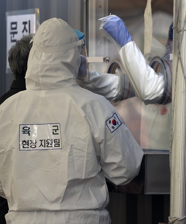 <p>20일 오후 서울 용산구 용산역광장에 마련된 코로나19 검사채취관련 임시 선별검사소가 한산한 가운데 오늘도 어김없이 의료진 및 보건소 관계자들 그리고 육군 현장지원팀이 혼연일체가 되어 맡은 업무를 하고 있다</p>