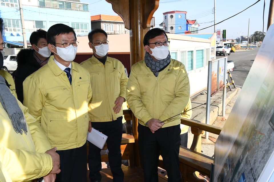 문성혁 해양수산부장관이 1월19일 천수만 가두리 양식장을 찾아 저수온 현장 대응 상황을 점검하고 충남도로부터 상습재해지역의 양식장 ‘중층가두리 시범사업 추진현황’을 보고 받았다.