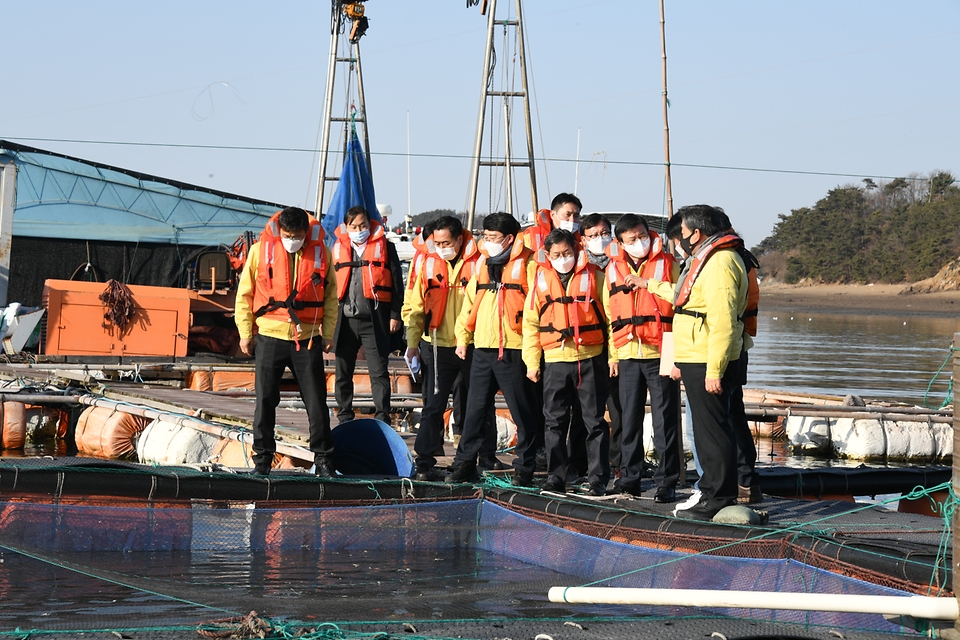 19일 문성혁 해양수산부장관이 충남 서산 천수만 인근 가두리 양식장을 방문해 현장점검을 하고있다.