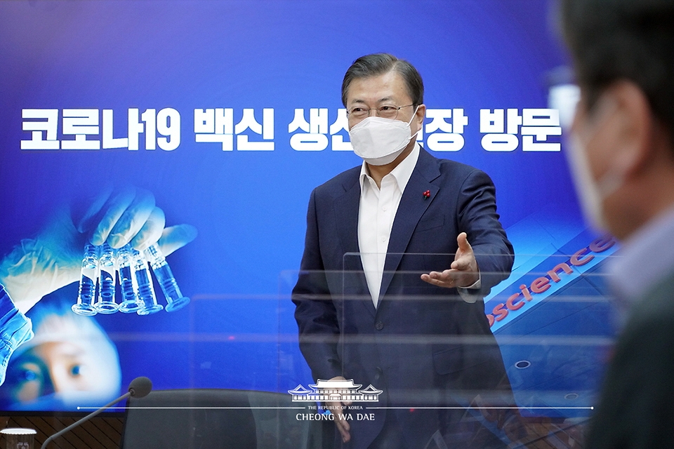 재인 대통령이 20일 오전 경북 안동시 SK바이오사이언스 공장에서 열린 ‘코로나19 백신 기업 영상 간담회’에 참석하고 있다.