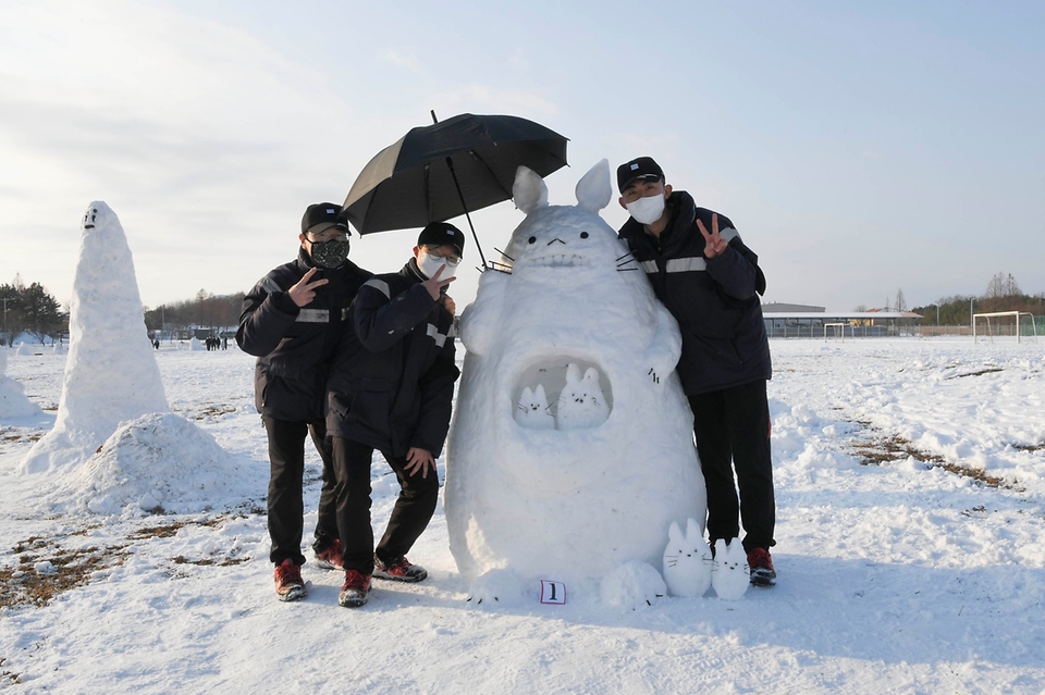 제20전투비행단은 코로나19와 제설작업으로 인한 병사들의 스트레스를 해소하고 사기를 진작하기 위해 병사 자율위원회 주관으로 <눈사람 콘테스트>를 실시했다. (출처=대한민국 공군 페이스북)