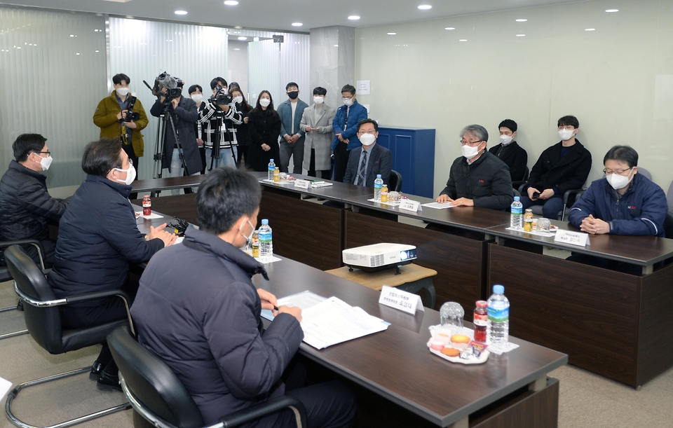 성윤모 산업통상자원부 장관이 21일 오후 인공호흡기 제조 중소기업인 경기도 파주시에 위치한 멕아이씨에스를 방문, 관계자들과 기업운영 현황과 애로사항을 듣고 있다.