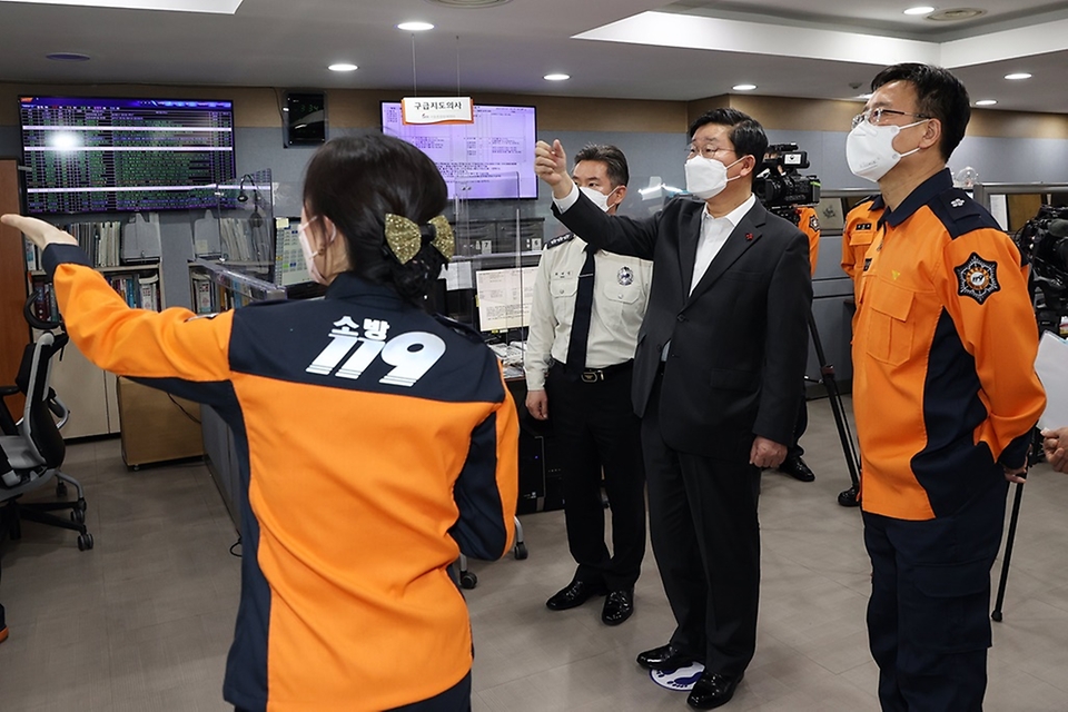 전해철 행정안전부 장관이 21일 오후 서울 중구 서울종합방재센터 종합상황실을 방문해 소방 및 재난상황 대응체계를 점검하고 있다.