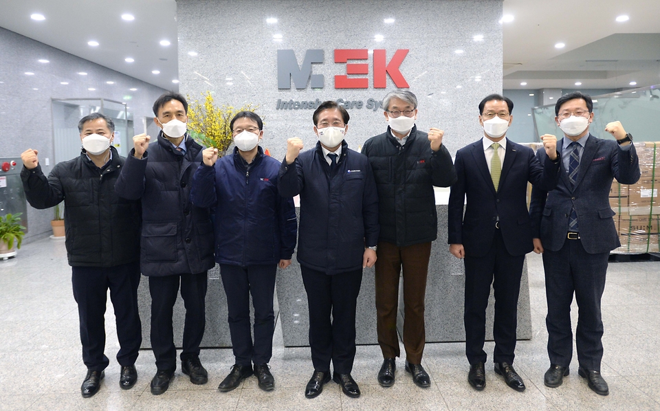 성윤모 산업통상자원부 장관이 21일 오후 인공호흡기 제조 중소기업인 경기도 파주시에 위치한 멕아이씨에스를 방문, 관계자들과 기념촬영하고 있다.