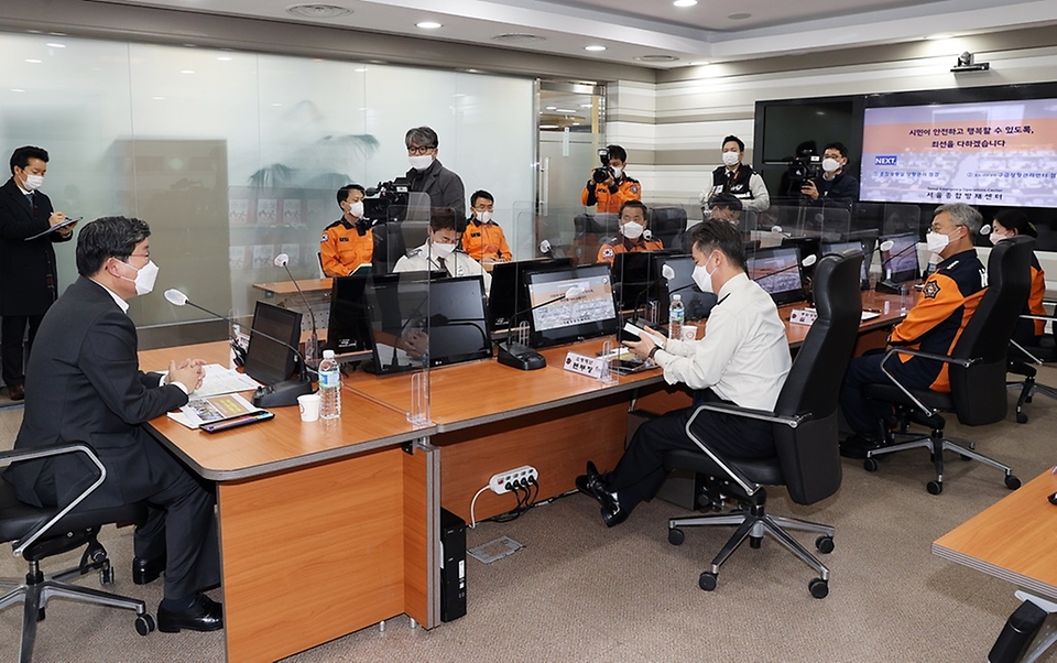 전해철 장관이 21일 오후 서울 중구 서울종합방재센터 종합상황실을 방문하여 소방 및 재난상황 대응체계 등을 점검하고 있다.