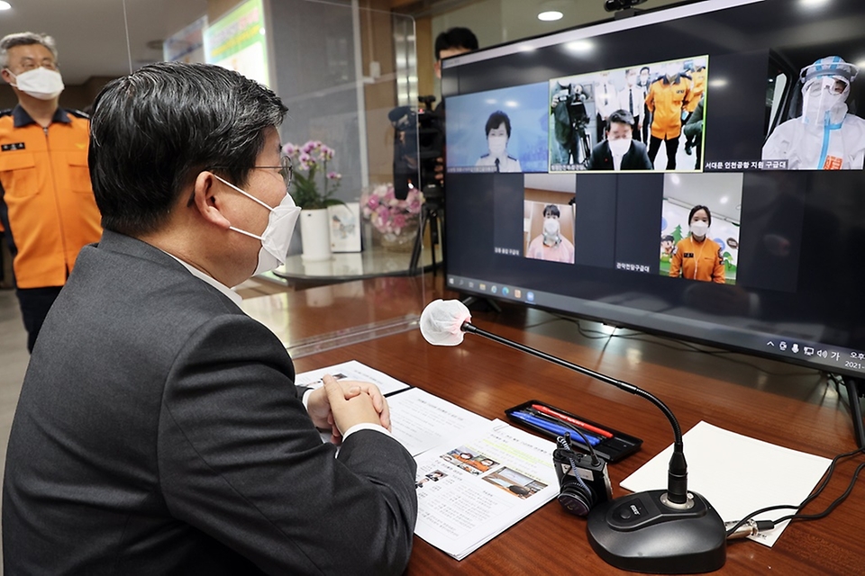 전해철 행정안전부 장관이 21일 오후 서울 중구 서울종합방재센터 종합상황실을 방문해 현장활동 구급대원과 영상 통화하며 격려하고 있다.