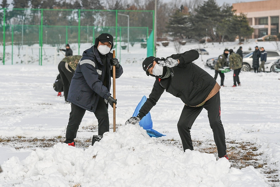 제20전투비행단은 코로나19와 제설작업으로 인한 병사들의 스트레스를 해소하고 사기를 진작하기 위해 병사 자율위원회 주관으로 <눈사람 콘테스트>를 실시했다. (출처=대한민국 공군 페이스북)