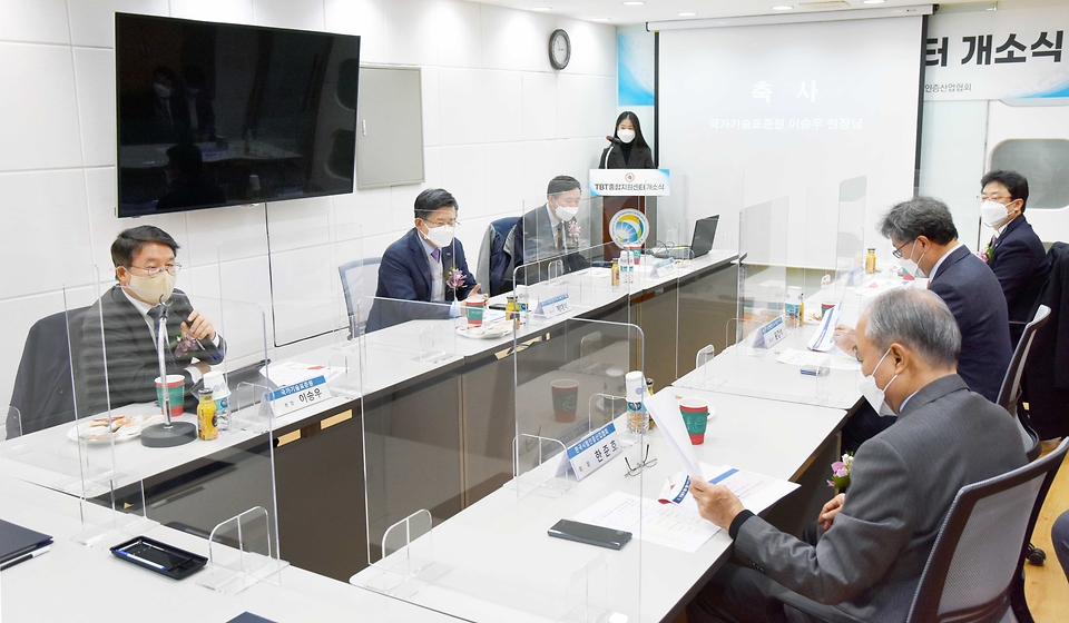 이승우 산업통상자원부 국가기술표준원장이 21일 오후 서울 양재동 한국시험인증산업협회에서 열린 ‘TBT 종합지원센터 출범식’에 참석해 국가기술표준원-한국시험인증산업협회 간 업무 협약을 체결하고 있다.