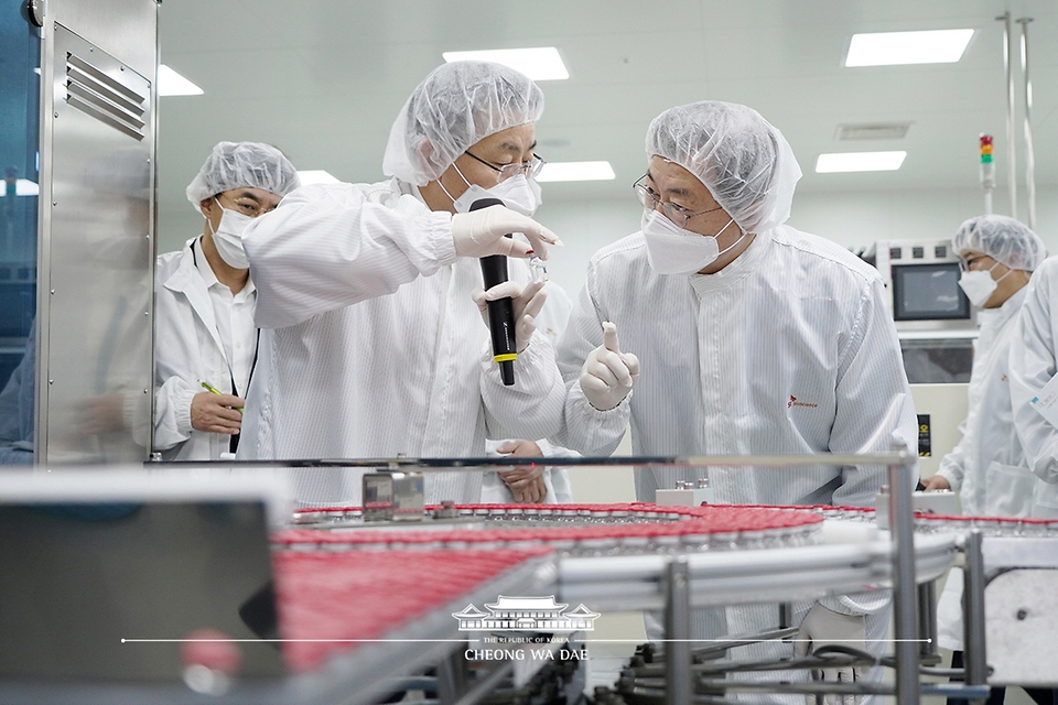 문재인 대통령이 20일 오전 경북 안동시 SK바이오사이언스 공장을 방문해 코로나19 백신을 살펴보고 있다.