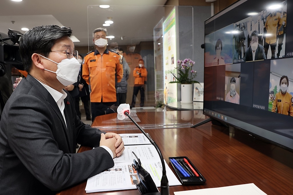전해철 행정안전부 장관이 21일 오후 서울 중구 서울종합방재센터 종합상황실을 방문해 현장활동 구급대원과 영상 통화하며 격려하고 있다.