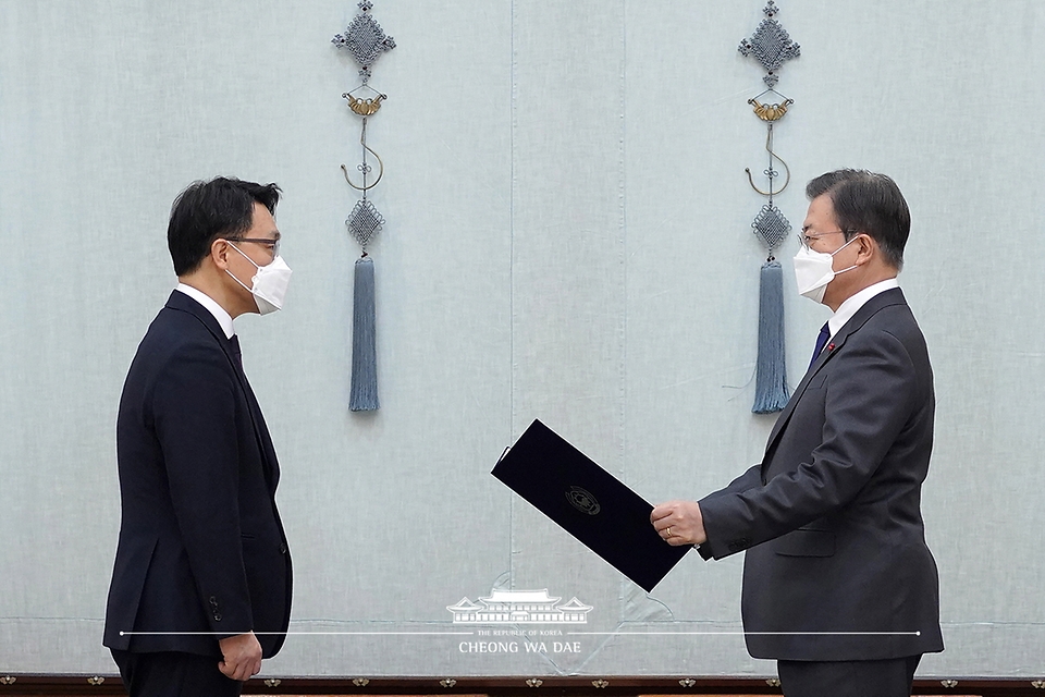 문재인 대통령이 21일 오전 청와대에서 김진욱 초대 고위공직자범죄수사처장에게 임명장을 수여하고 있다.