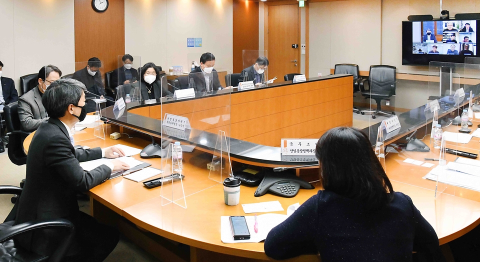 나승식 산업통상자원부 무역투자실장이 22일 오후 서울 무역보험공사 국제회의실에서 열린 ‘민관합동 수출입물류 현안 점검회의’를 주재하고 있다