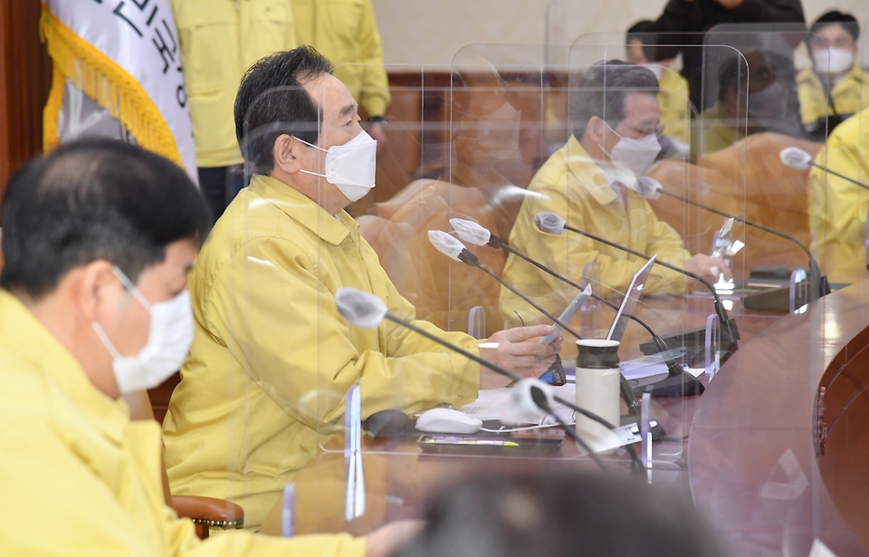 정세균 국무총리가 21일 세종로 정부서울청사에서 열린 코로나19 중앙재난안전대책본부 회의를 주재하고 있다.