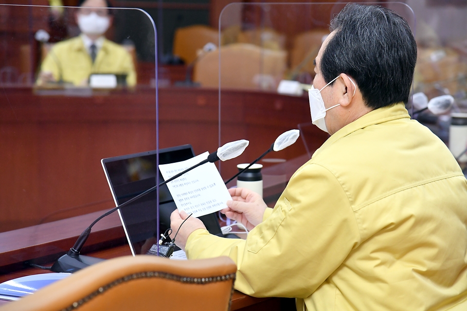 정세균 국무총리가 21일 세종로 정부서울청사에서 열린 코로나19 중앙재난안전대책본부 회의를 주재하고 있다.