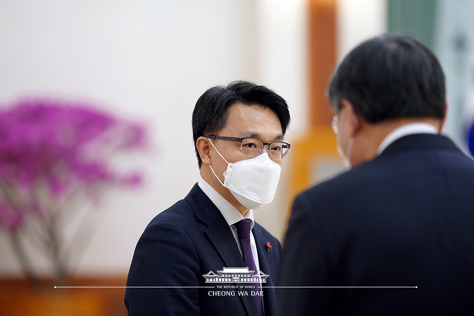 김진욱 고위공직자범죄수사처장이 21일 오전 청와대에서 열린 임명장 수여식에 참석해 신현수 민정수석과 대화하고 있다.