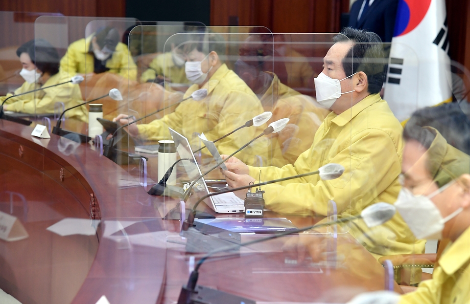 정세균 국무총리가 21일 세종로 정부서울청사에서 열린 코로나19 중앙재난안전대책본부 회의를 주재하고 있다.
