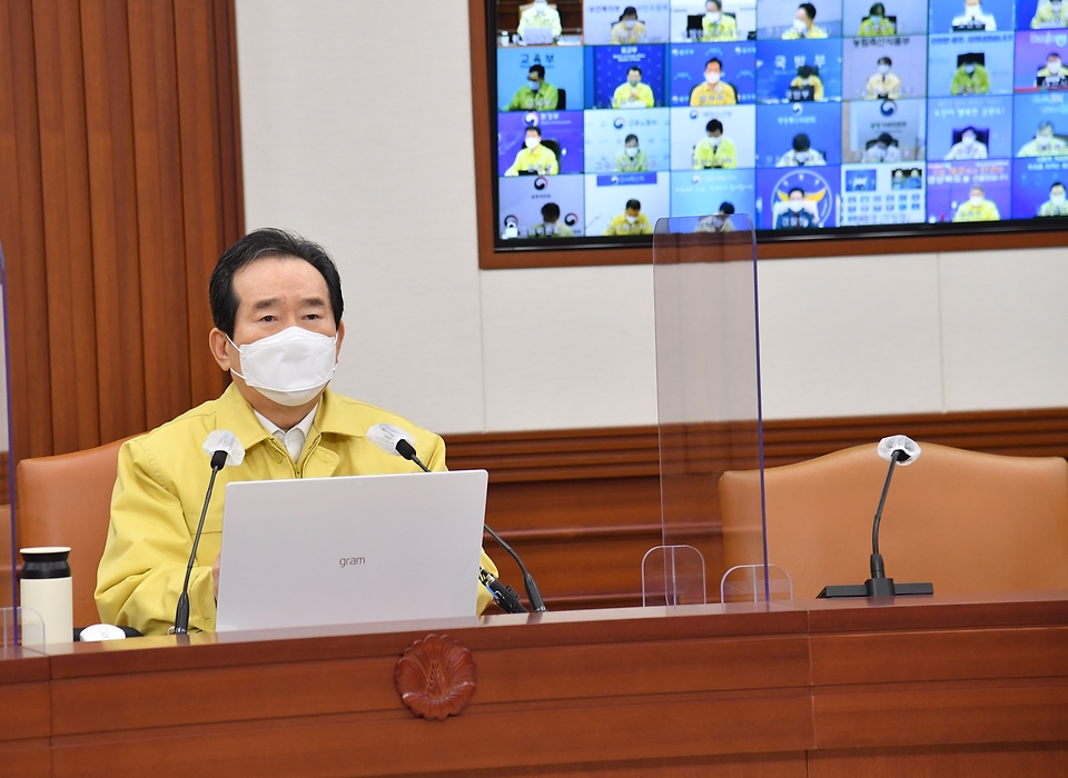 정세균 국무총리가 21일 세종로 정부서울청사에서 열린 코로나19 중앙재난안전대책본부 회의를 주재하고 있다.