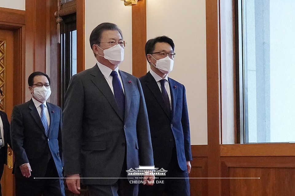 문재인 대통령이 21일 오전 청와대에서 열린 임명장 수여식을 마친후 김진욱 초대 고위공직자범죄수사처장과 함께 환담장으로 이동하고 있다.