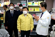 권덕철 장관, 가장 많은 코로나19 중환자· 준중환자 병상을 운영하는 박애병원 방문 사진 9