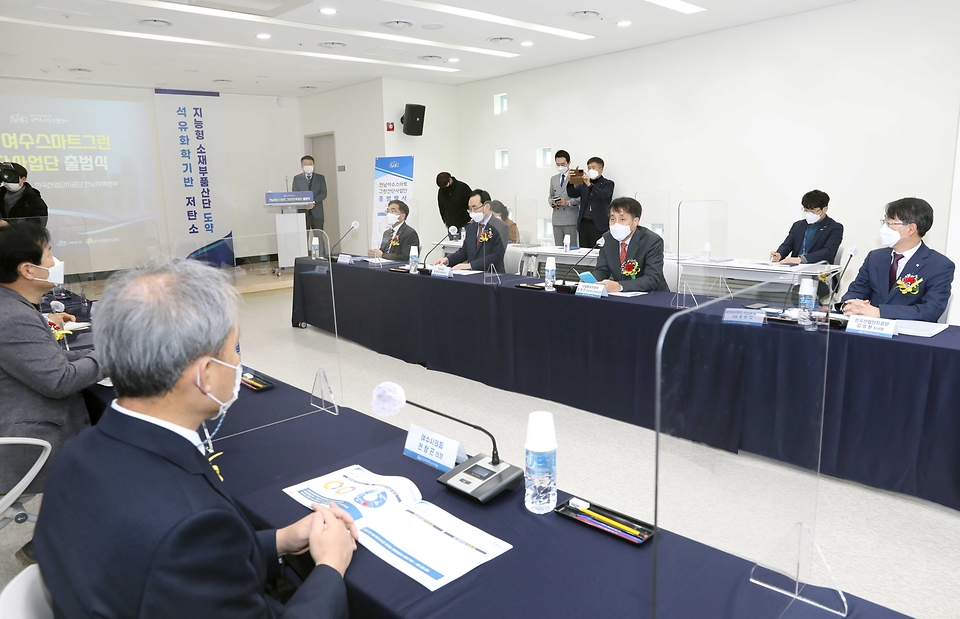 장영진 산업통상자원부 산업혁신성장실장이 27일 오후 전남 여수 산업단지공단에서 열린 ‘전남 여수 스마트그린산단 사업단 출범식’에서 인사말을 하고 있다.