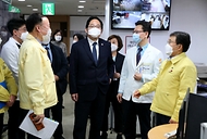 권덕철 장관, 가장 많은 코로나19 중환자· 준중환자 병상을 운영하는 박애병원 방문 사진 16