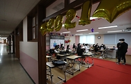 졸업식, 담임선생님과 친구들과 차분하게 사진 1
