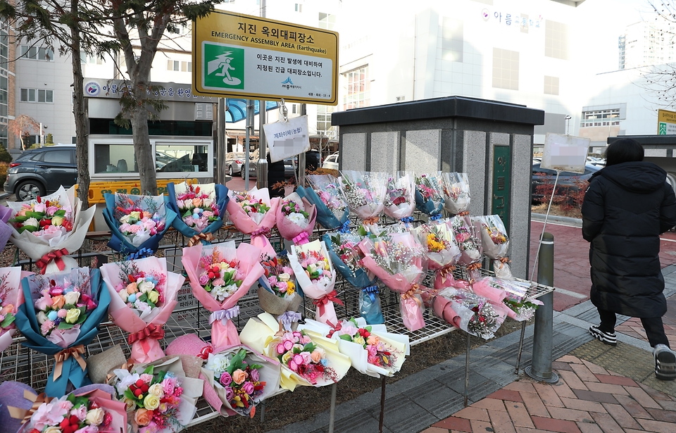 28일 오전 세종특별자치시 아름고등학교에서 졸업식이 열려 코로나19 확산 방지를 위해 3학년 졸업생들만 등교했다. 이날 교장선생님의 인사말은 각각의 반에 온라인으로 생중계되었고 졸업장 및 상장 수여는 각 반의 담임선생님의 주관하에 진행되었다. 교문 밖에서는 학부모들이 졸업식을 끝내고 나온 자녀들과 기념촬영을 하며 아쉬움을 달래고 있다.