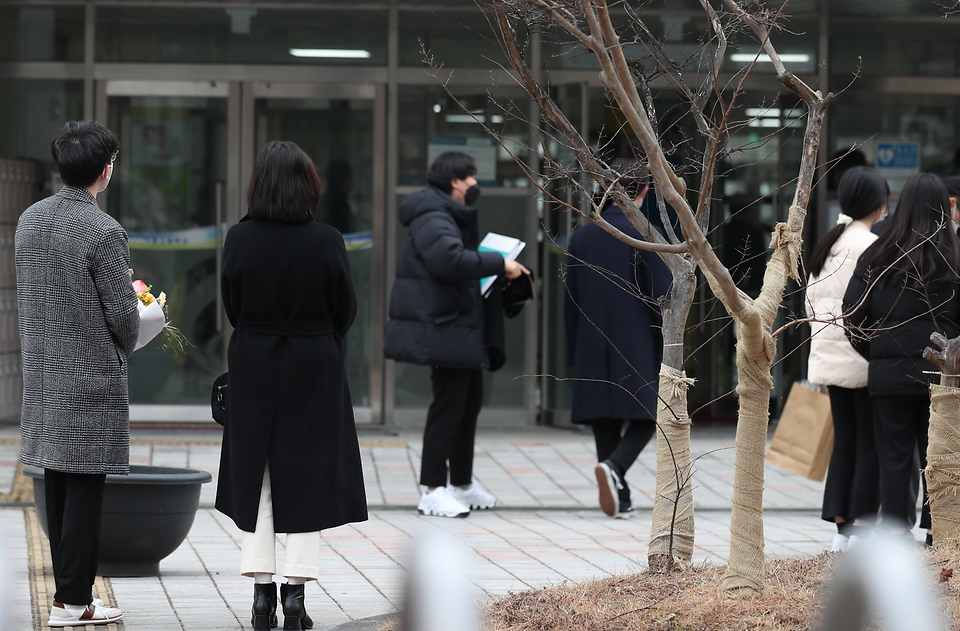 28일 오전 세종특별자치시 아름고등학교에서 졸업식이 열려 코로나19 확산 방지를 위해 3학년 졸업생들만 등교했다. 이날 교장선생님의 인사말은 각각의 반에 온라인으로 생중계되었고 졸업장 및 상장 수여는 각 반의 담임선생님의 주관하에 진행되었다. 교문 밖에서는 학부모들이 졸업식을 끝내고 나온 자녀들과 기념촬영을 하며 아쉬움을 달래고 있다.