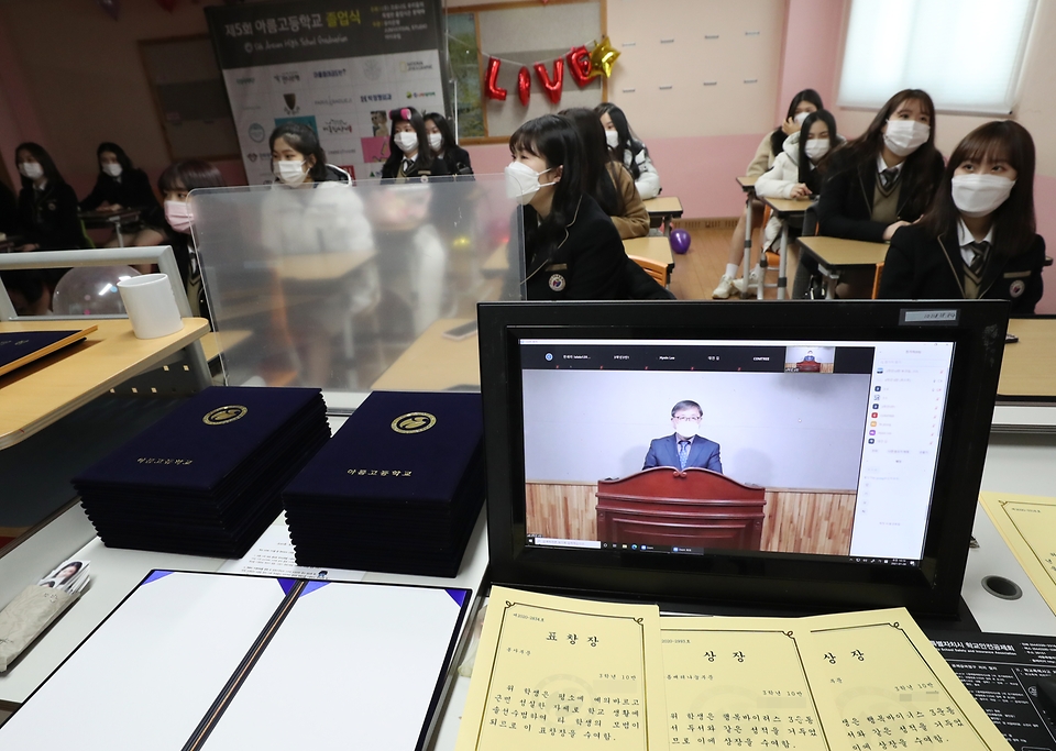 28일 오전 세종특별자치시 아름고등학교에서 졸업식이 열려 코로나19 확산 방지를 위해 3학년 졸업생들만 등교했다. 이날 교장선생님의 인사말은 각각의 반에 온라인으로 생중계되었고 졸업장 및 상장 수여는 각 반의 담임선생님의 주관하에 진행되었다. 교문 밖에서는 학부모들이 졸업식을 끝내고 나온 자녀들과 기념촬영을 하며 아쉬움을 달래고 있다.