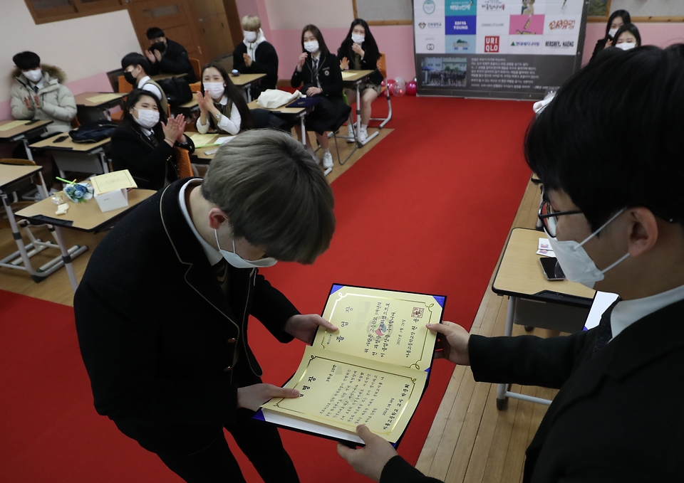 28일 오전 세종특별자치시 아름고등학교에서 졸업식이 열려 코로나19 확산 방지를 위해 3학년 졸업생들만 등교했다. 이날 교장선생님의 인사말은 각각의 반에 온라인으로 생중계되었고 졸업장 및 상장 수여는 각 반의 담임선생님의 주관하에 진행되었다. 교문 밖에서는 학부모들이 졸업식을 끝내고 나온 자녀들과 기념촬영을 하며 아쉬움을 달래고 있다.