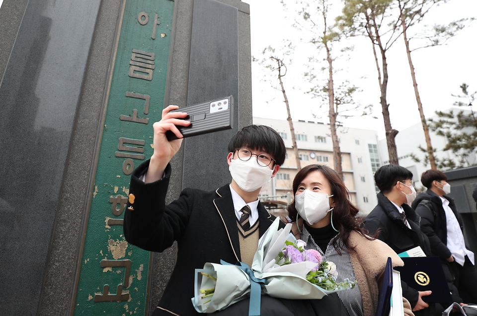 28일 오전 세종특별자치시 아름고등학교에서 졸업식이 열려 코로나19 확산 방지를 위해 3학년 졸업생들만 등교했다. 이날 교장선생님의 인사말은 각각의 반에 온라인으로 생중계되었고 졸업장 및 상장 수여는 각 반의 담임선생님의 주관하에 진행되었다. 교문 밖에서는 학부모들이 졸업식을 끝내고 나온 자녀들과 기념촬영을 하며 아쉬움을 달래고 있다.