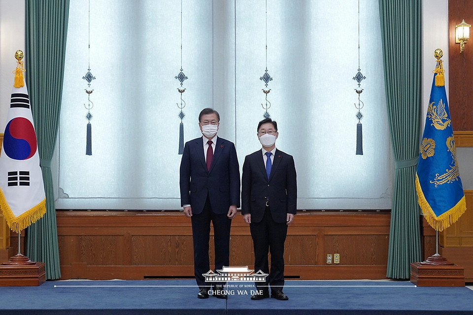 문재인 대통령이 29일 오후 청와대에서 박범계 신임 법무부장관에게 임명장을 수여한 후 기념촬영을 하고 있다.