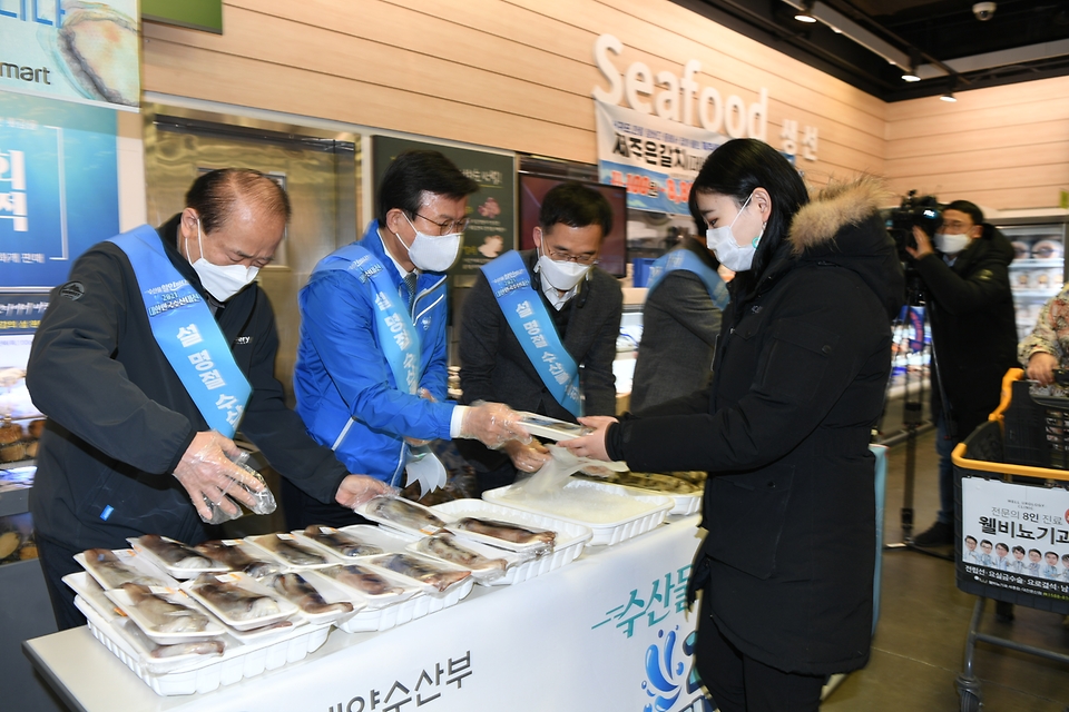 문성혁 해양수산부 장관이 2월 3일 이마트 세종점에서 열린 대한민국 수산대전 ‘설’ 수산물 소비촉진 행사에 참여해 수산물을 직접판매하고 있다.