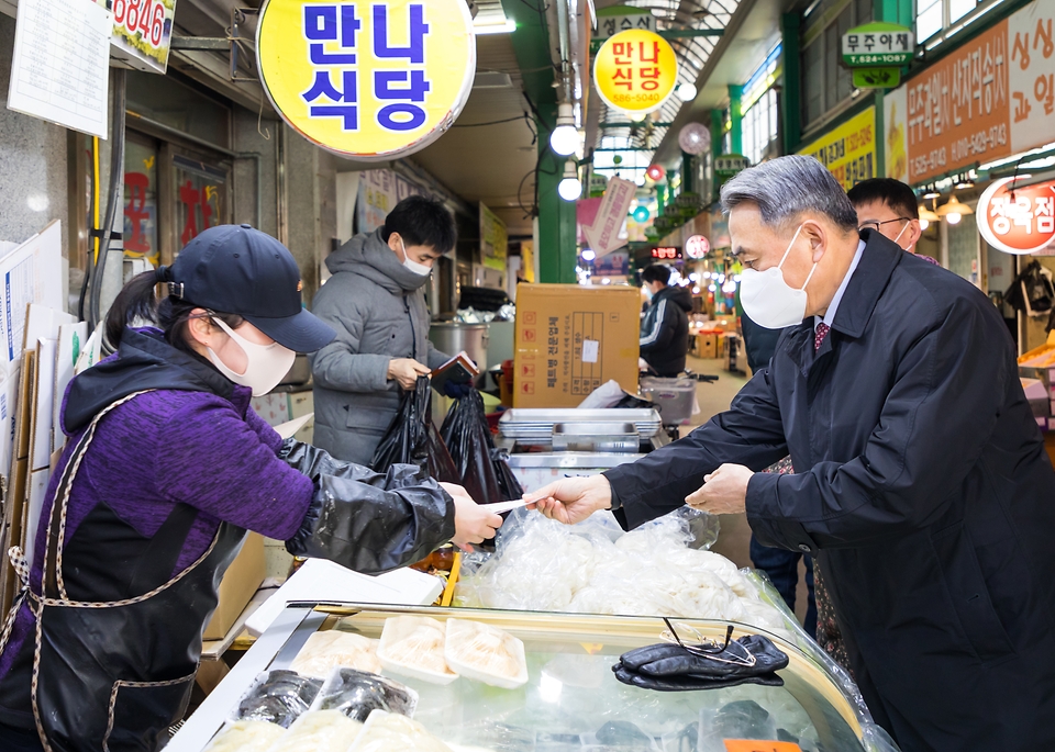 모종화 병무청장이 설명절을 앞둔 3일 대전 서구 전통시장인 도마큰시장을 방문해 온누리 상품권으로 장을 보며 코로나19로 어려움을 겪고 있는 상인을 격려하고 있다.