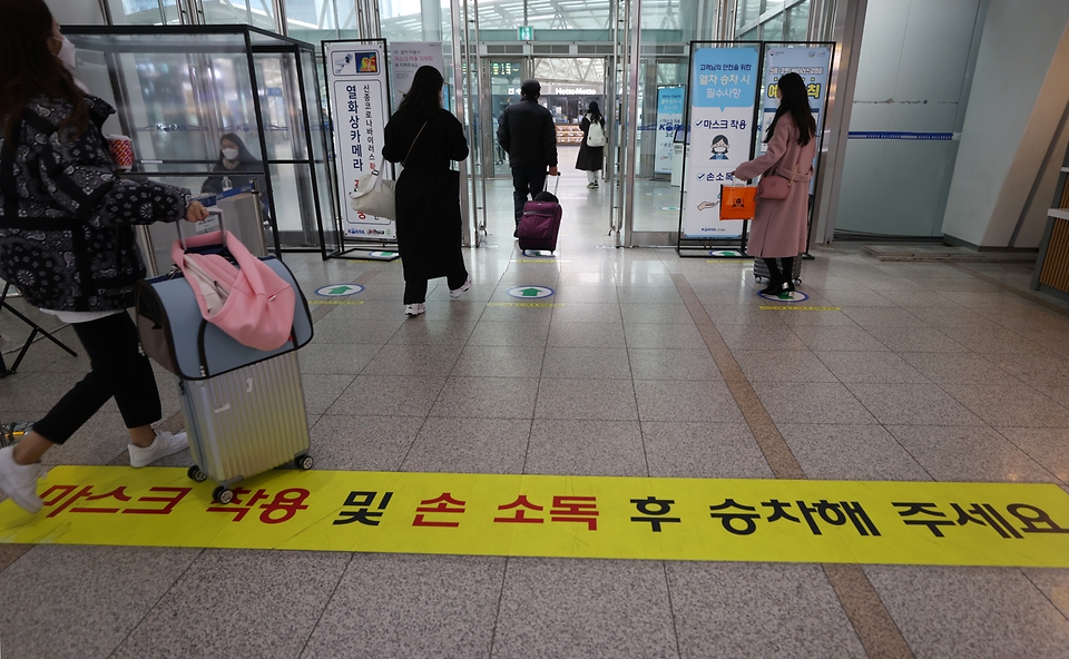 설 연휴를 앞둔 10일 오전 서울역에서 시민들이 열차에 탑승하기 위해 걸어가고 있다. 이날 열차 내부는 사회적 거리두기로 탑승객들이 창가 착석을 했고 탑승장도 한산한 모습을 보이고 있다.