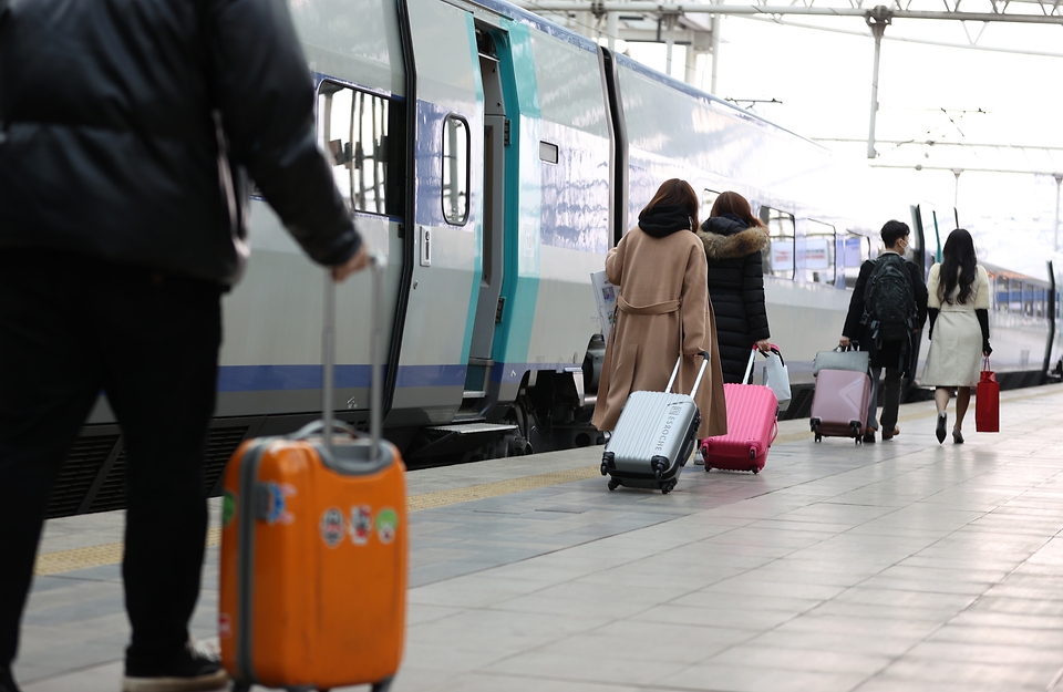 설 연휴를 앞둔 10일 오전 서울역에서 시민들이 열차에 탑승하기 위해 걸어가고 있다. 이날 열차 내부는 사회적 거리두기로 탑승객들이 창가 착석을 했고 탑승장도 한산한 모습을 보이고 있다.