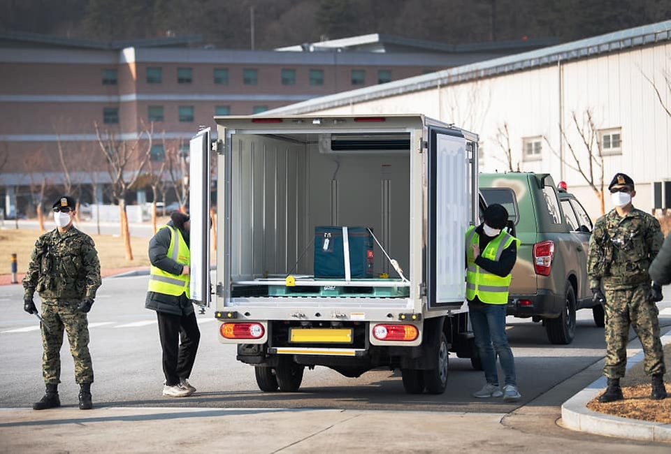 ‘백신 유통 제2차 범정부 통합 모의훈련’에서 백신 모형이 들어있는 차량이 운반 준비를 하고 있다.