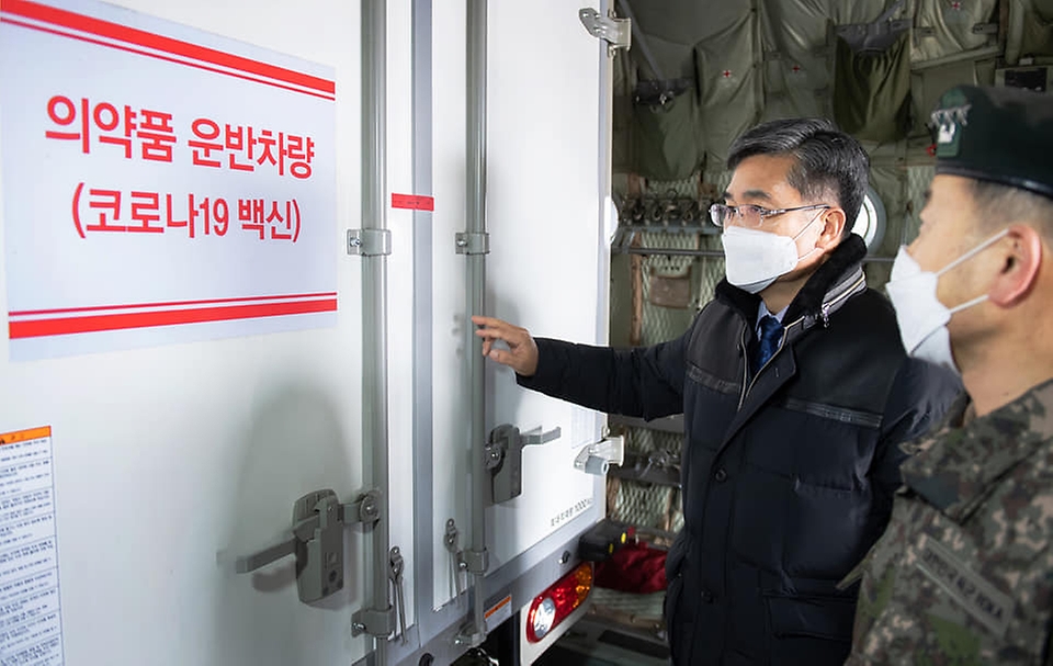 19일 경기도 성남 서울공항에서 열린  ‘백신 유통 제2차 범정부 통합 모의훈련’에서 서욱 국방부 장관이 준비상황을 점검하고 있다.