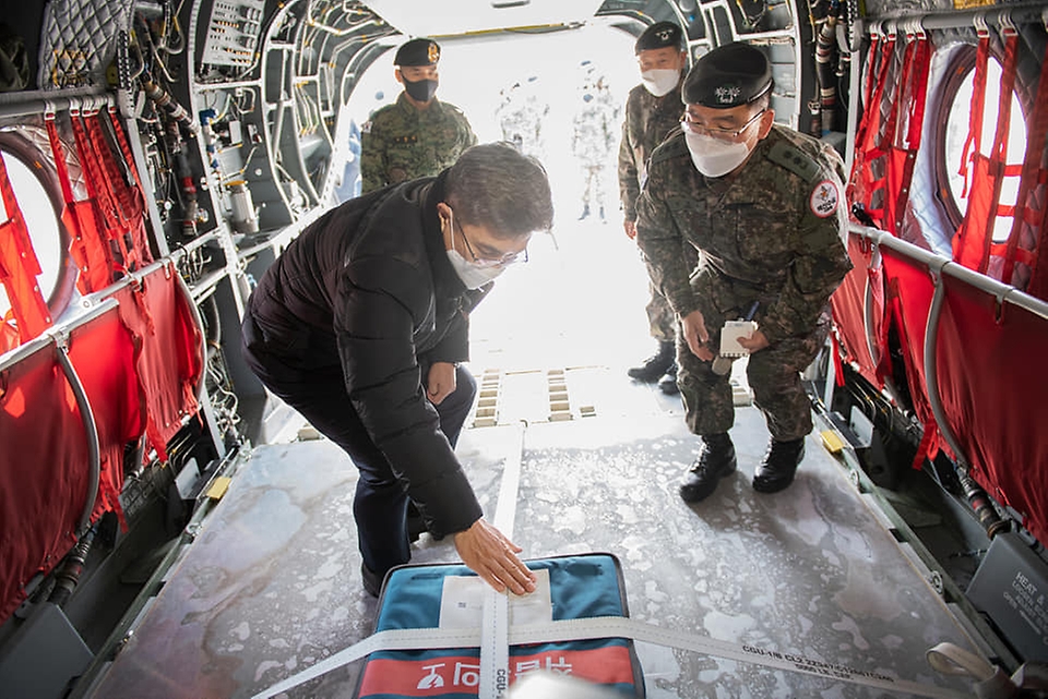 19일 오후 경기도 이천시 특수전사령부 헬기장에서 열린 ‘백신 유통 제2차 범정부 통합 모의훈련’에서 서욱 국방장관이 치누크헬기(CH-47D)에 올라 훈련을 점검하고 있다.