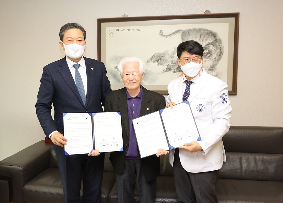황기철 국가보훈처장이 22일 생존애국지사 한방주치의 현장 업무협약식을 위해 서울시 강남구 승병일 애국지사 자택을 방문하여 위문 후 기념촬영을 하고 있다.