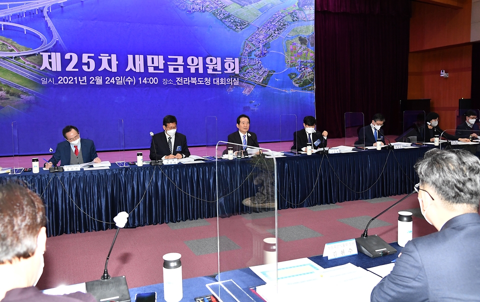 정세균 국무총리가 24일 전북도청에서 열린 제25차 새만금위원회를 주재, 모두발언을 하고 있다.