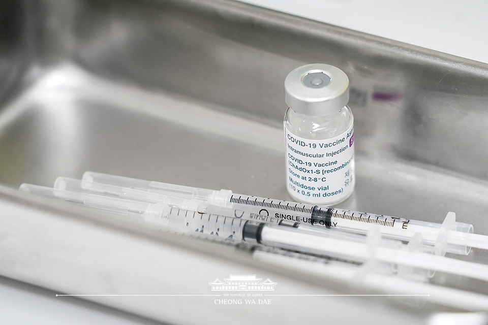 신종 코로나 바이러스 감염증(코로나19) 백신 접종이 시작된 26일 오전 서울 마포구보건소에 아스트라제네카 백신과 주사기가 준비돼 있다.