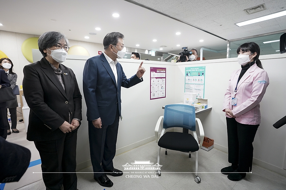 문재인 대통령이 신종 코로나 바이러스 감염증(코로나19) 백신 접종이 시작된 26일 오전 서울 마포구보건소를 방문해 의료진을 격려하고 있다. 