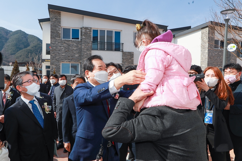 정세균 국무총리가 27일 오후 경남 함양군 서하면 송계리 임대주택단지를 방문, 서울에서 내려와 함양에 정착한 주민의 아이를 안아주고 있다.